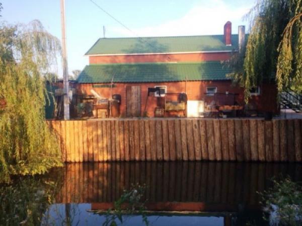 Берегоукрепление бревнами